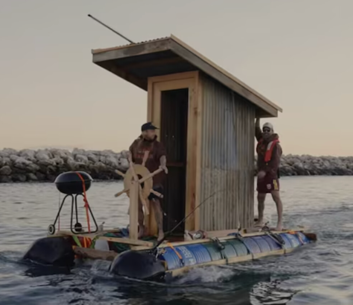 Il traghetto è troppo caro, costruiscono una zattera con wc e barbecue