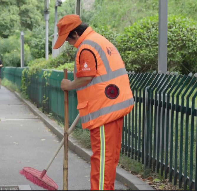 Cina, gli operatori ecologici indossano gilet climatizzati contro l’afa