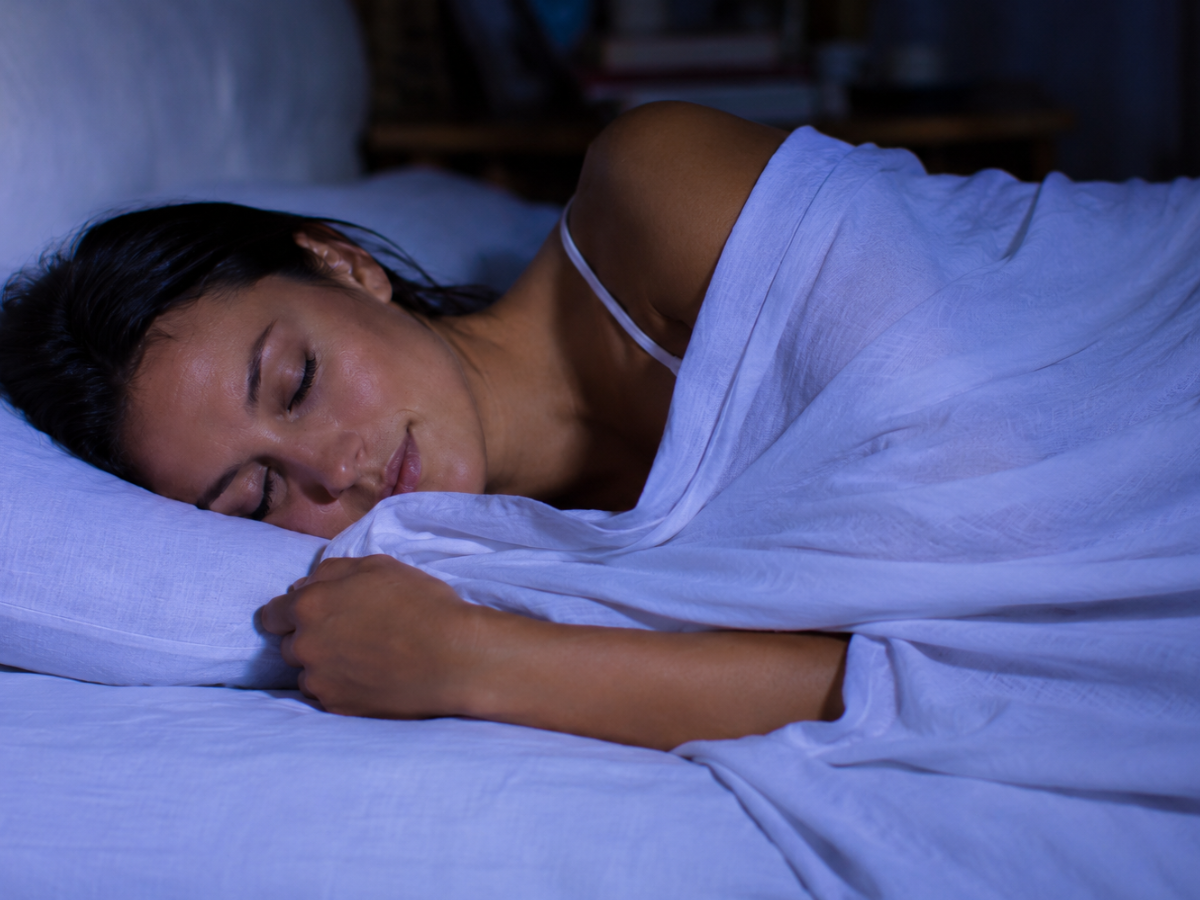Perché non riusciamo a dormire senza lenzuolo neanche in estate