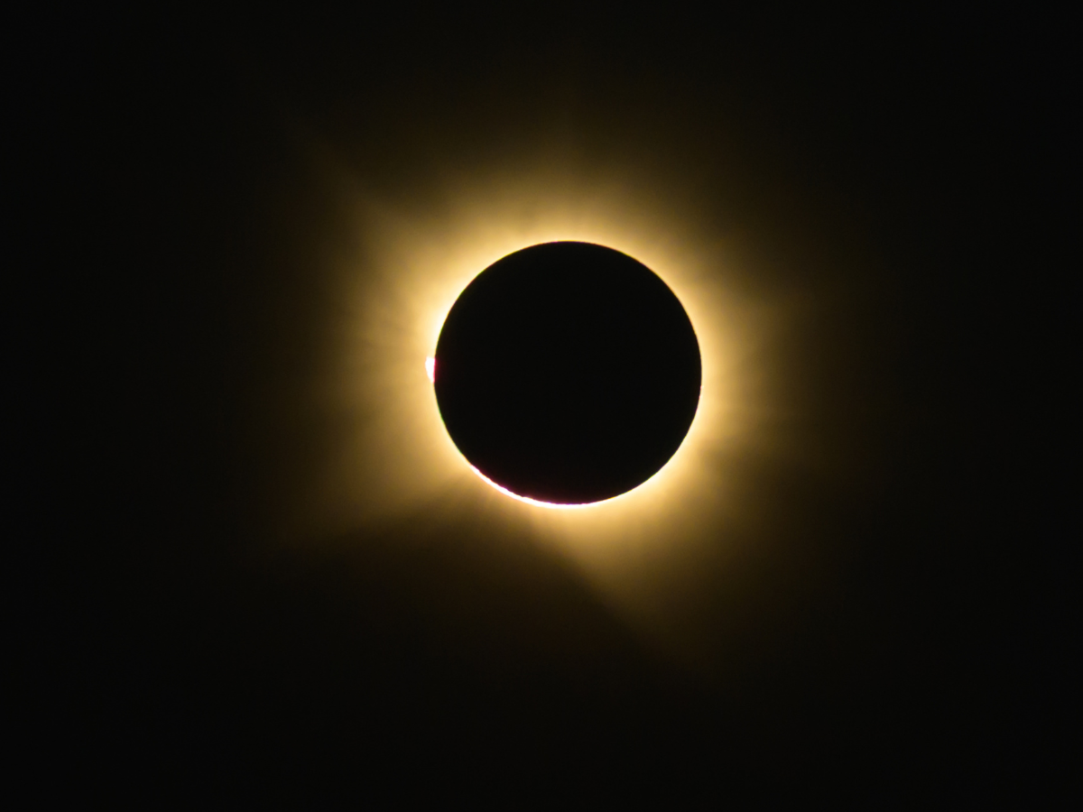 Eclissi solare, lo skater Danny León salta davanti al Sole
