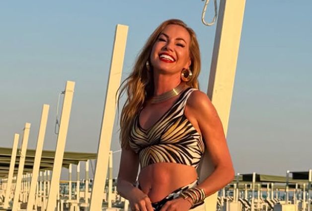 Federica Panicucci in bikini a 58 anni: «Ecco come mantengo questo fisico»