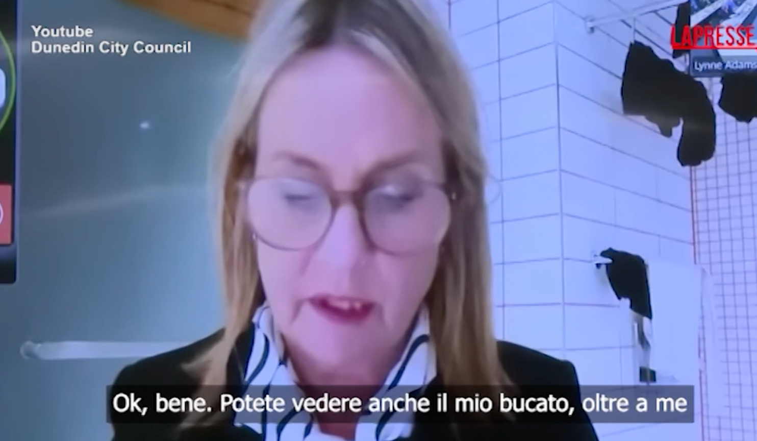 Si collega dal bagno per la riunione di lavoro e appare qualcuno sotto la doccia
