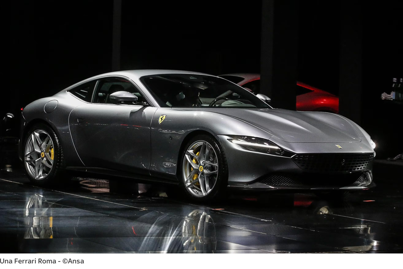 Gli si ferma la Ferrari da 200mila euro in strada, lui scende e se ne va
