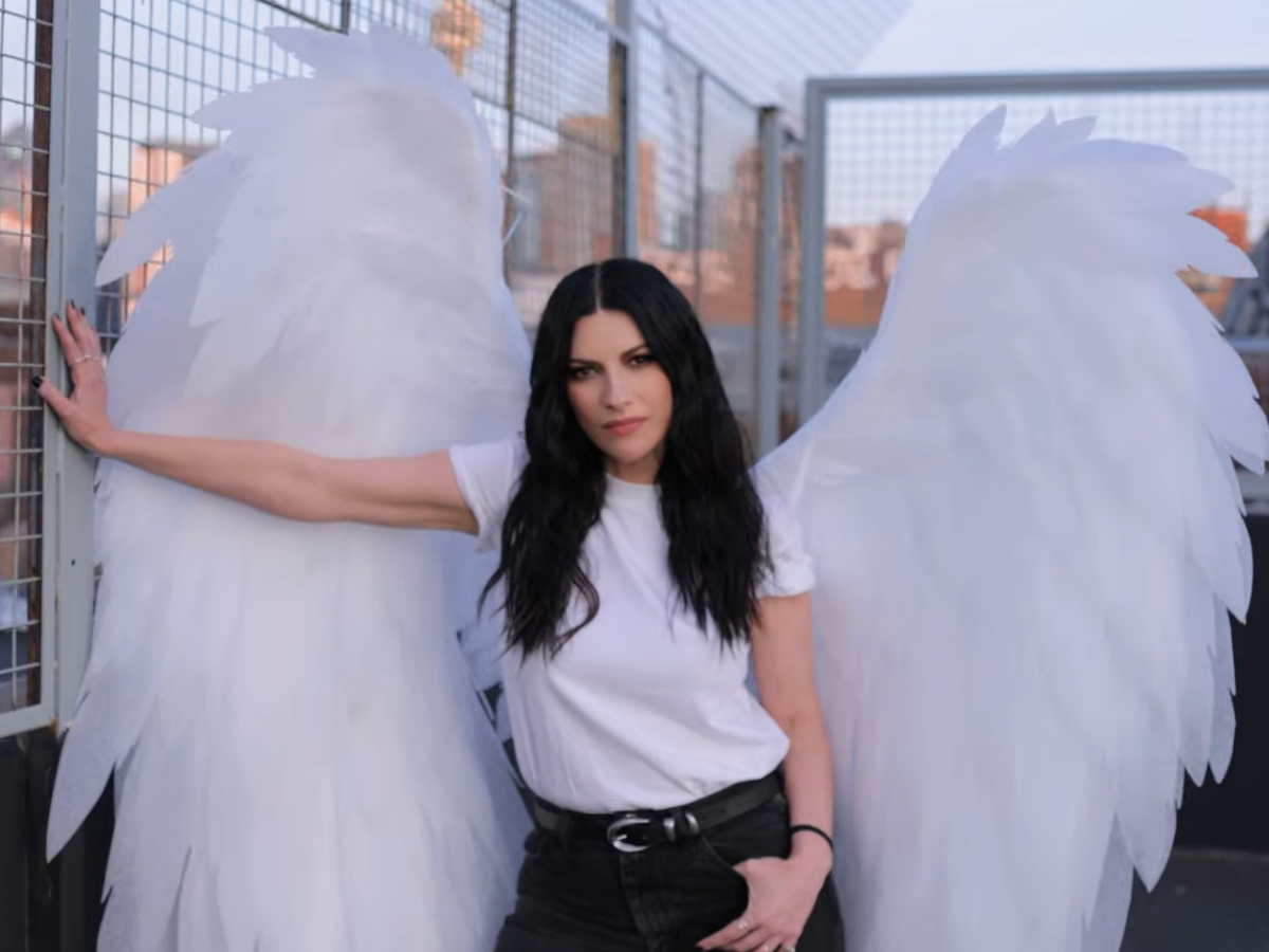 Laura Pausini, “Siamo soli nell’immenso vuoto che c’è”: il testo