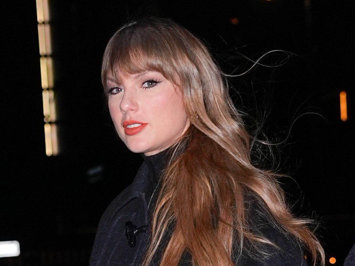 Taylor Swift agli Emmy 2026: il tailleur è un indizio per l’album?