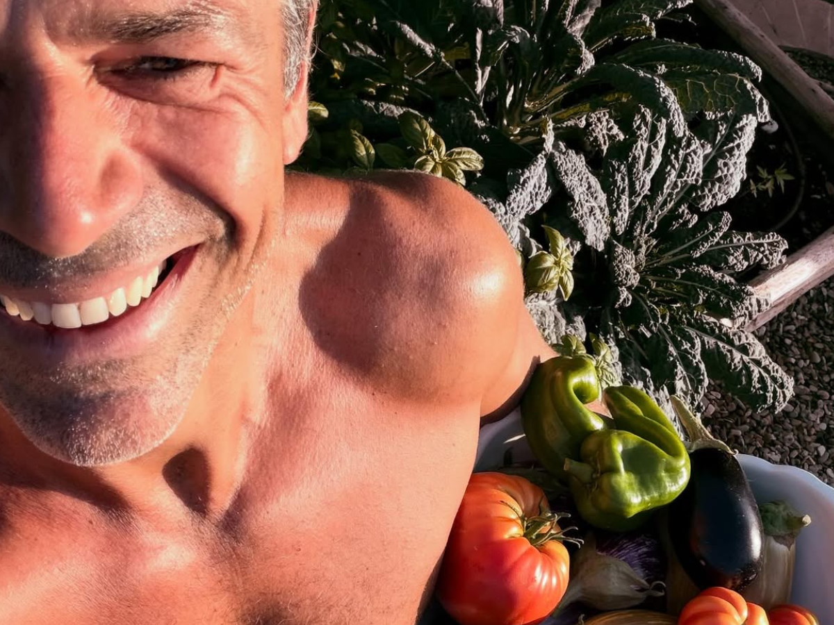 Luca Argentero a petto nudo mentre raccoglie i frutti dell'orto: foto