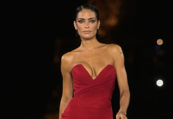 Elodie incanta Parigi: total red e fascino magnetico in passerella