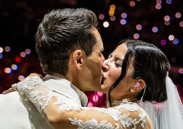 Il matrimonio-spettacolo dei Me contro Te: 6mila fan in delirio per il «sì» sul palco