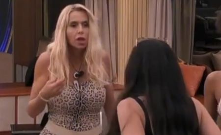 Furibonda catfight tra Carmen Di Pietro e Valeria Marini al GF Vip: «Sei stonata come una campana!»