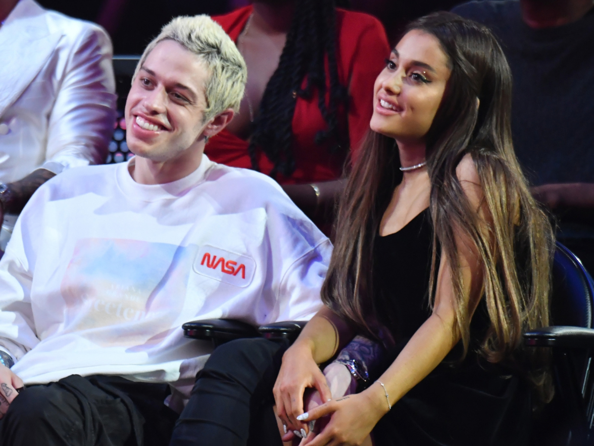 Pete Davidson difende l'ex Ariana Grande: "Basta body shaming"