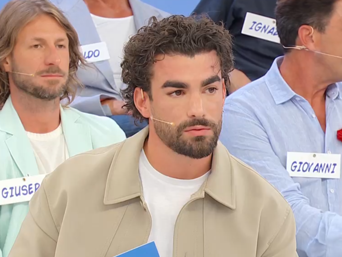 Uomini e Donne, il corteggiatore Lory si elimina dal programma