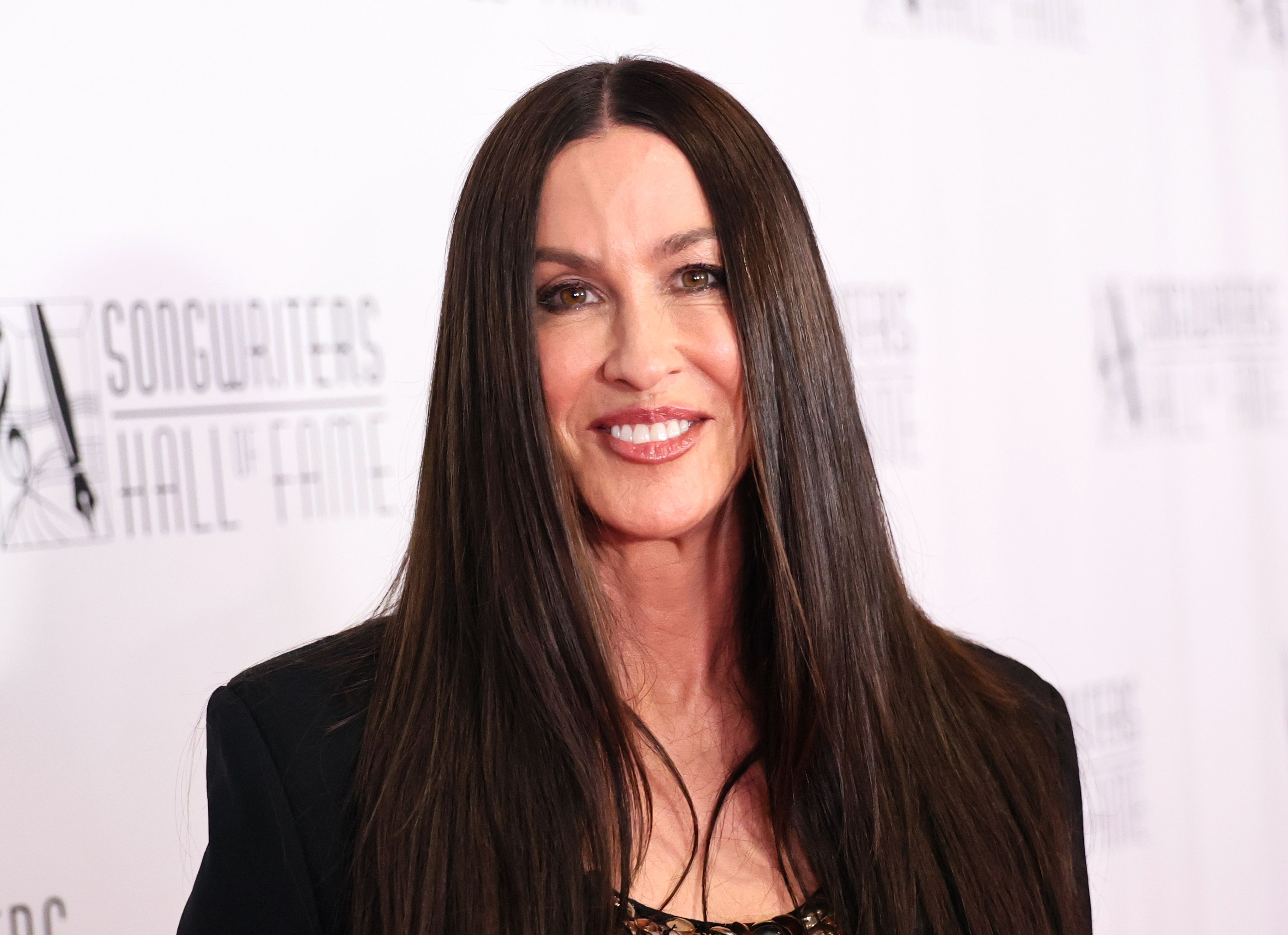 Un Natale rock e d'autore: Alanis Morissette annuncia il suo primo album natalizio