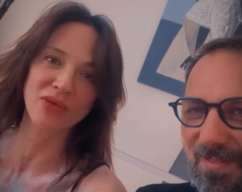 Asia Argento dice addio ai tatuaggi: «Un errore di gioventù, rimuoverli fa malissimo»