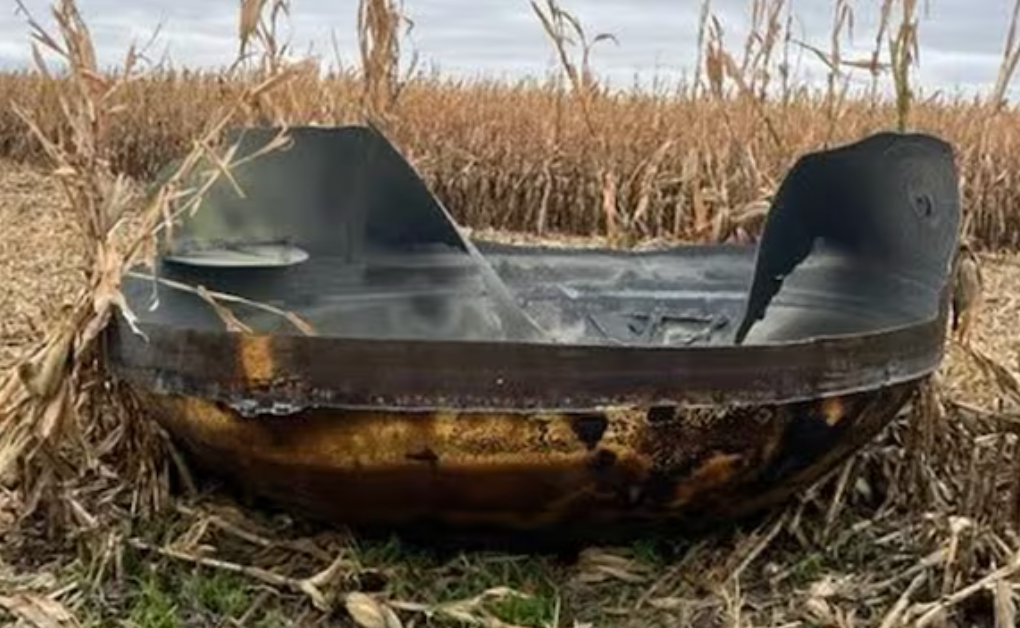 Oggetto metallico misterioso precipita in un campo di mais nel Minnesota