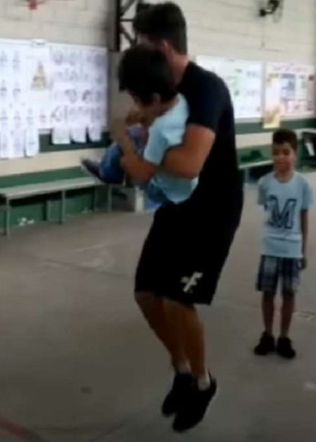 Credits: https://www.greenme.it/vivere/speciale-bambini/studente-sedia-rotelle-insegnante-salto-corda/
