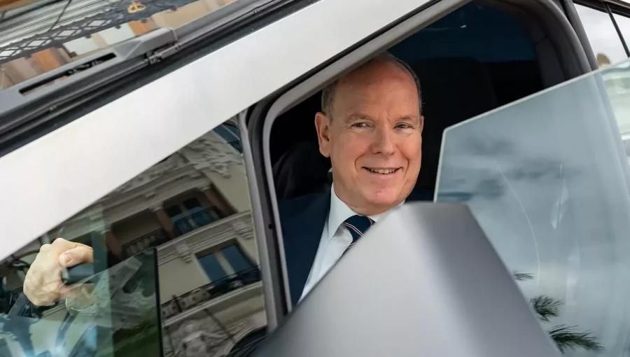 Top Marques: le bellissime immagini del Principe Alberto alla guida di un veicolo futuristico