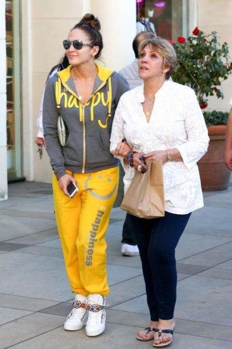 42-55929789jpg--jennifer_lopez_has_happy_written_all_over_her_on_valentine_s_day