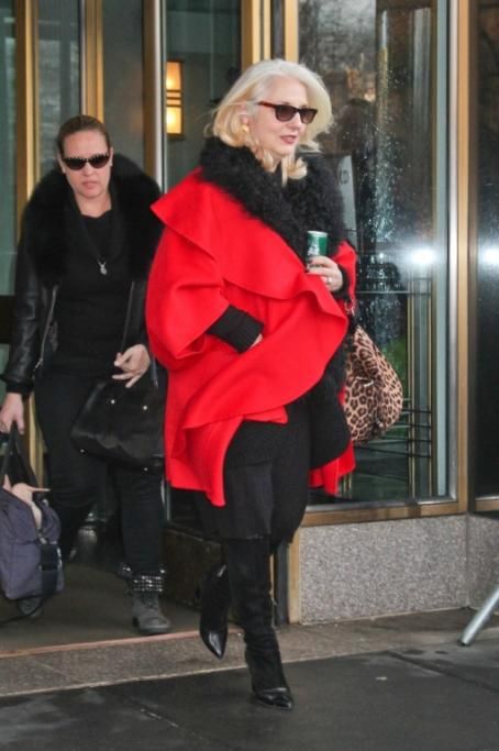 42-56032583jpg--lady_gaga_gets_a_surprise_visit_from_her_mother_cynthia_germanotta