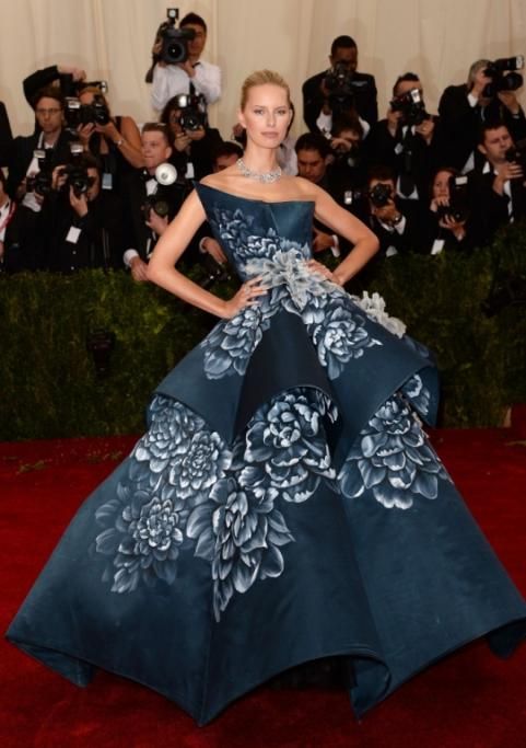 42-58217528jpg--zoe_saldana_attending_the__charles_james__beyond_fashion____costume_institute_gala_