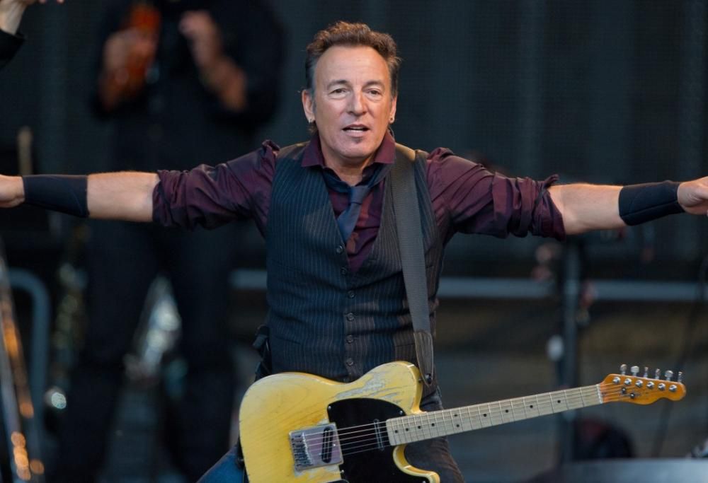 Bruce Springsteen esegue due canzoni di Natale al concerto organizzato da Sting