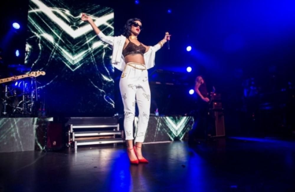 616jpe--rihanna