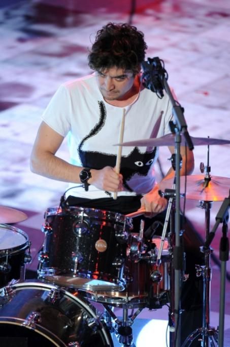 7-Francesco-Sarcina-si-misura-con-Zucchero-Ac-accompagnarlo-una-giovane-bassista-di-talento-e-un-batterista-deccezione-Riccardo-Scamarcio-4jpg--festival_di_sanremo