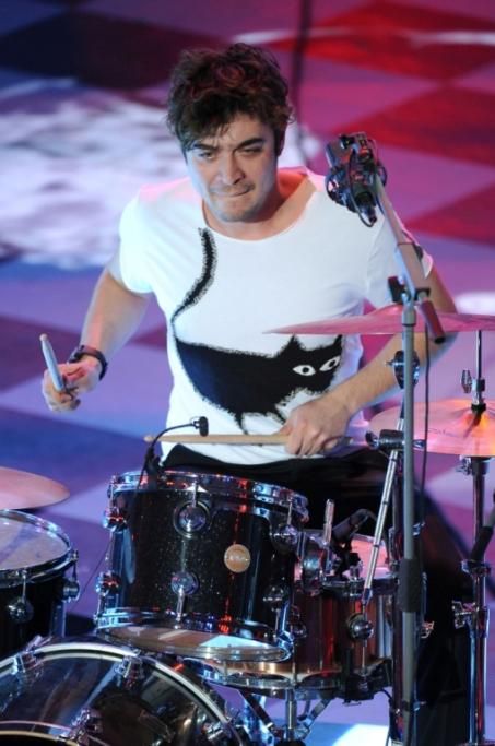 7-Francesco-Sarcina-si-misura-con-Zucchero-Ac-accompagnarlo-una-giovane-bassista-di-talento-e-un-batterista-deccezione-Riccardo-Scamarcio-5jpg--festival_di_sanremo