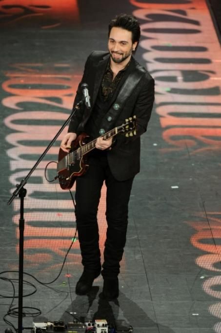 7-Francesco-Sarcina-si-misura-con-Zucchero-Ac-accompagnarlo-una-giovane-bassista-di-talento-e-un-batterista-deccezione-Riccardo-Scamarcio-1jpg--festival_di_sanremo