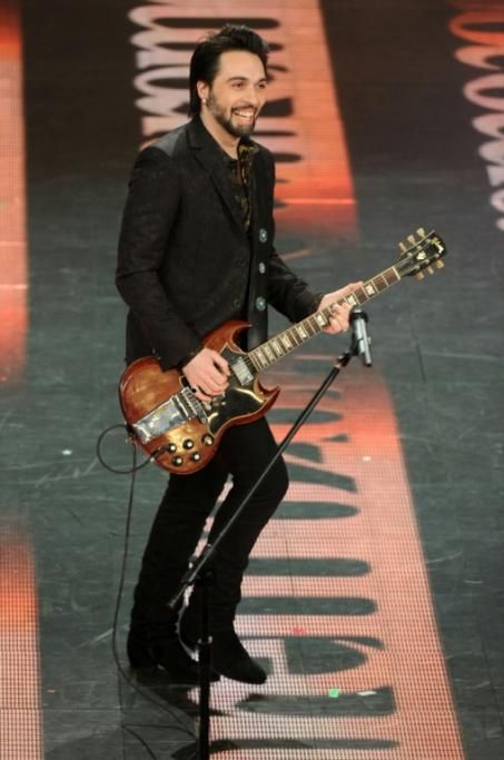 7-Francesco-Sarcina-si-misura-con-Zucchero-Ac-accompagnarlo-una-giovane-bassista-di-talento-e-un-batterista-deccezione-Riccardo-Scamarcio-2jpg--festival_di_sanremo