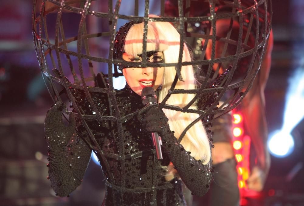 7-infophoto_2013-11-07_120849883_high_EST_01_01_2012_1GM_573jpg--new_york__lady_gaga_e_il_sindaco_micahel_bloomberg_festeggiano_il_2012