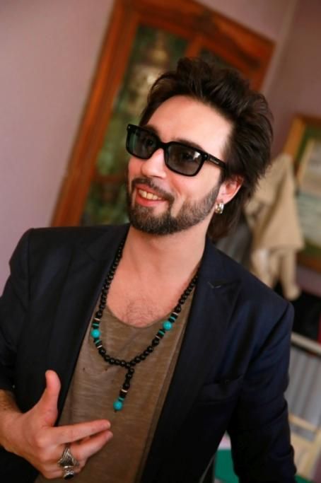 8-Francesco-Sarcina-gioca-con-i-fotografi-a-poche-ore-dalla-quarta-serata-1jpg--festival_di_sanremo