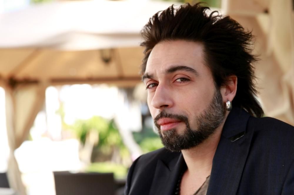 8-Francesco-Sarcina-gioca-con-i-fotografi-a-poche-ore-dalla-quarta-serata-4jpg--festival_di_sanremo