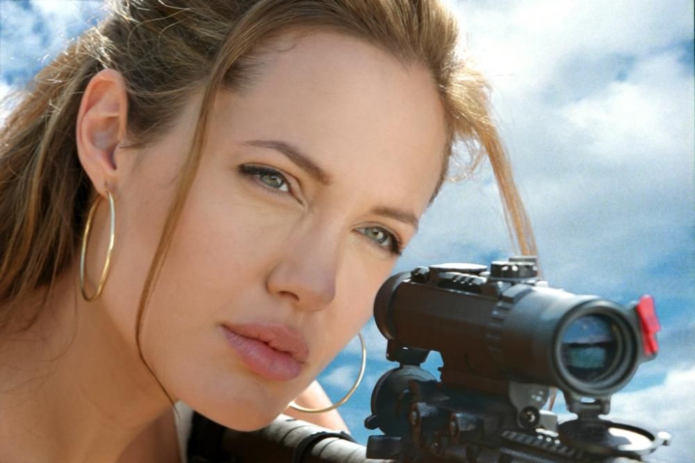 02-mr-and-mrs-smith-2005-00120592hjpg--_