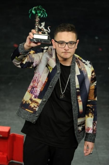 1-COPERTINA-Rocco-Hunt-immortalato-prima-della-finalissima-negli-studi-della-diretta-da-Sanremo-di-Radio-105-7jpg--festival_di_sanremo