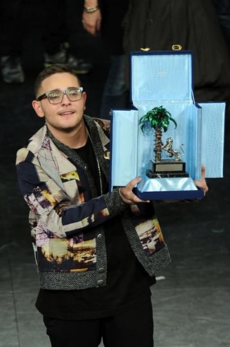 1-Rocco-Hunt-immortalato-prima-della-finalissima-negli-studi-della-diretta-da-Sanremo-di-Radio-105-4jpg--festival_di_sanremo