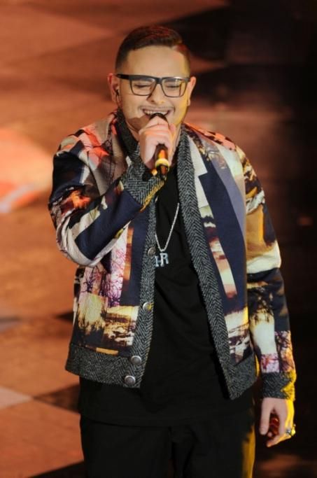 1-Rocco-Hunt-immortalato-prima-della-finalissima-negli-studi-della-diretta-da-Sanremo-di-Radio-105-5jpg--festival_di_sanremo