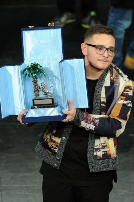 1-Rocco-Hunt-immortalato-prima-della-finalissima-negli-studi-della-diretta-da-Sanremo-di-Radio-105-6jpg--festival_di_sanremo
