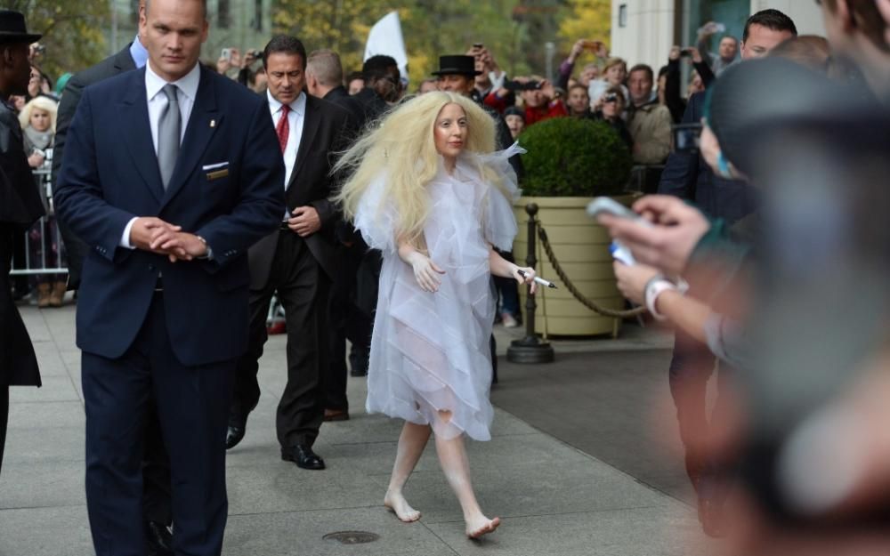 1-infophoto_2013-11-07_120251674_high_27102013_1052363jpg--lady_gaga_lascia_l_hotel_ritz_carlton_a_berlino