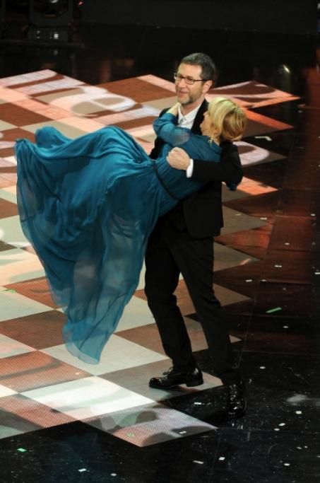 10-Luciana-Littizzetto-e-il-ballo-pericoloso-con-il-principe-azzurro-Fabio-Fazio-2jpg--festival_di_sanremo