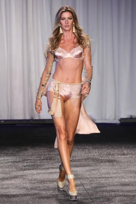 1429182433903jpg--gisele_b_ndchen_da_l_addio_alle_passerelle