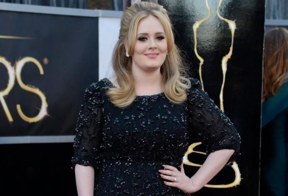 Adele. Nozze “di gran classe” a base di salsiccia e purè