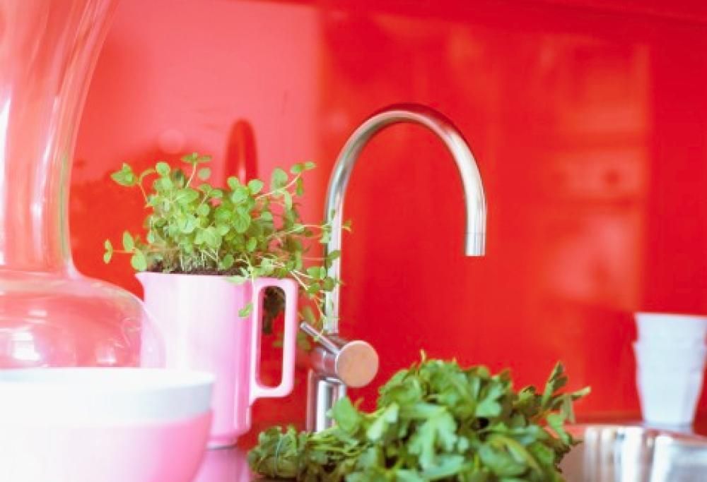 Geniale: ecco come far diventare più grande una cucina molto piccola!