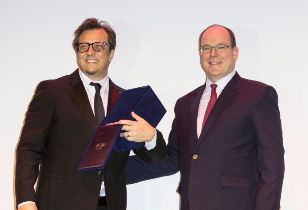 S.A.S. il Principe Alberto II di Monaco consegna il premio speciale del Monte Carlo Film Festival de la Comédie a Gabriele Muccino