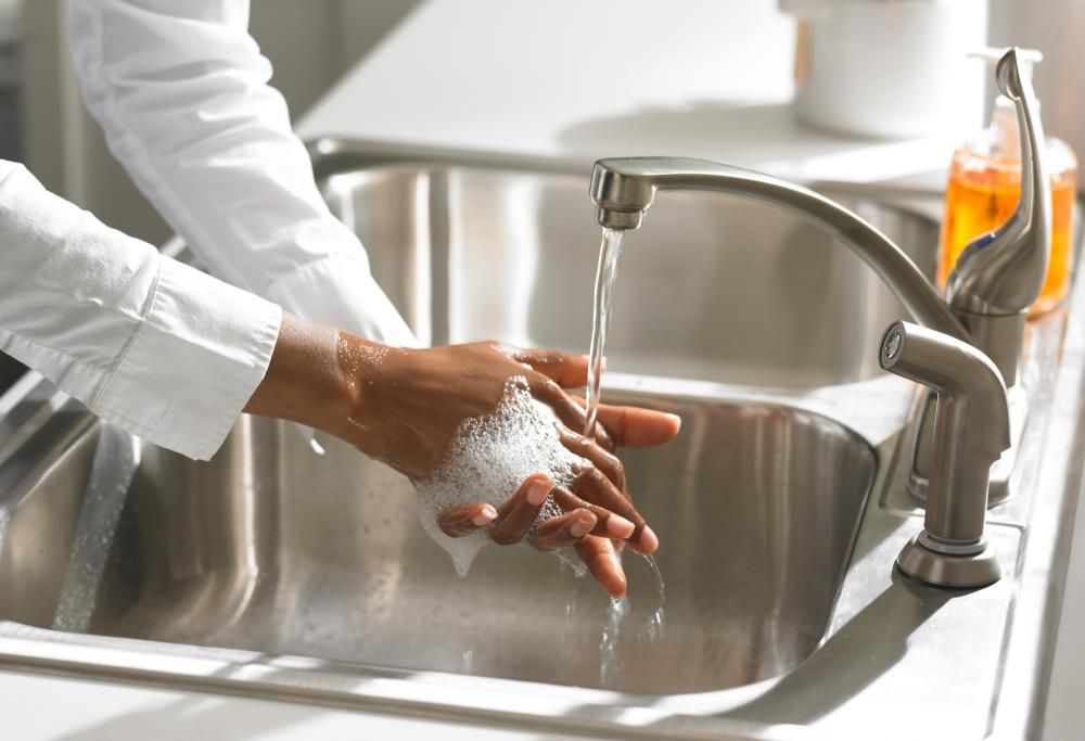 È meglio lavare le mani con l’acqua calda o fredda? Finalmente la risposta!