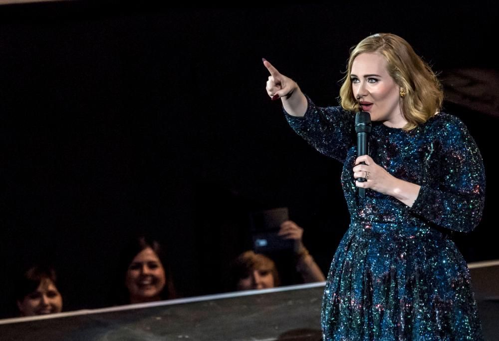 Adele, a Verona chiede a una fan di smettere di filmare