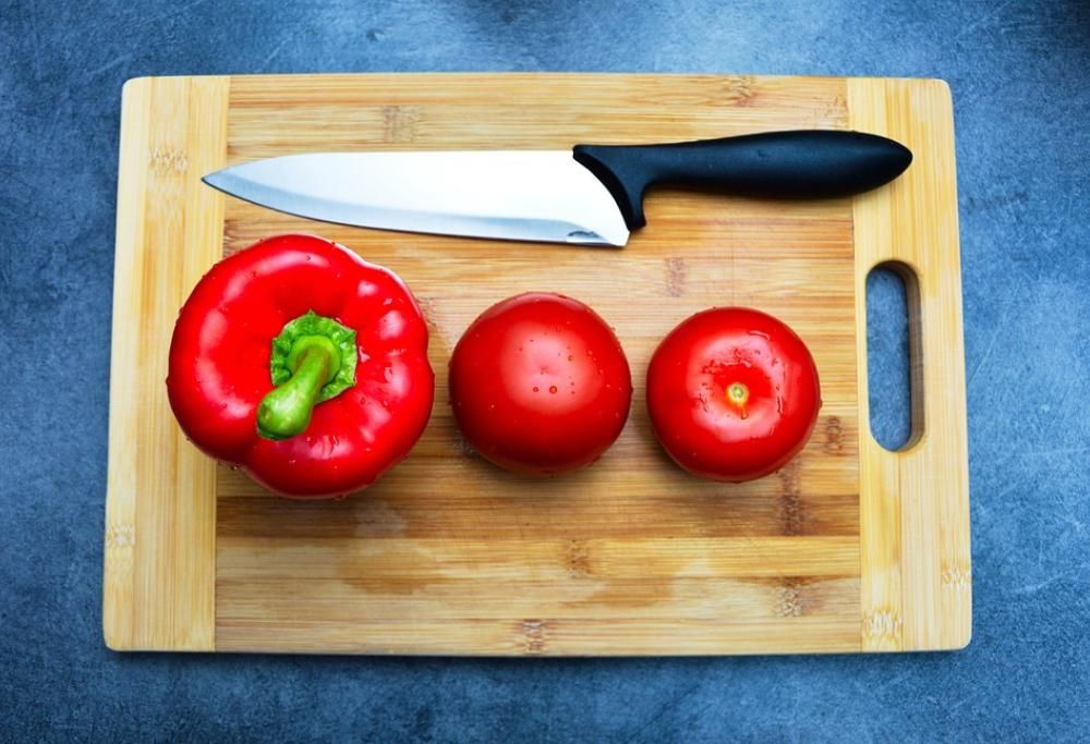 Geniale: ecco come pulire perfettamente (e in pochi minuti) un tagliere di legno