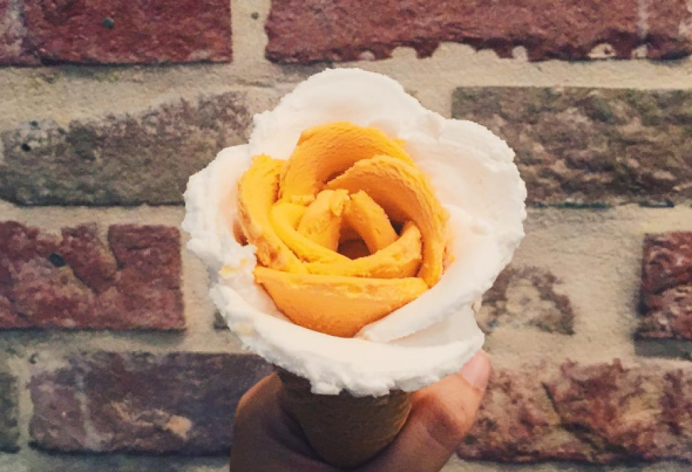 Il gelato con la forma di una rosa