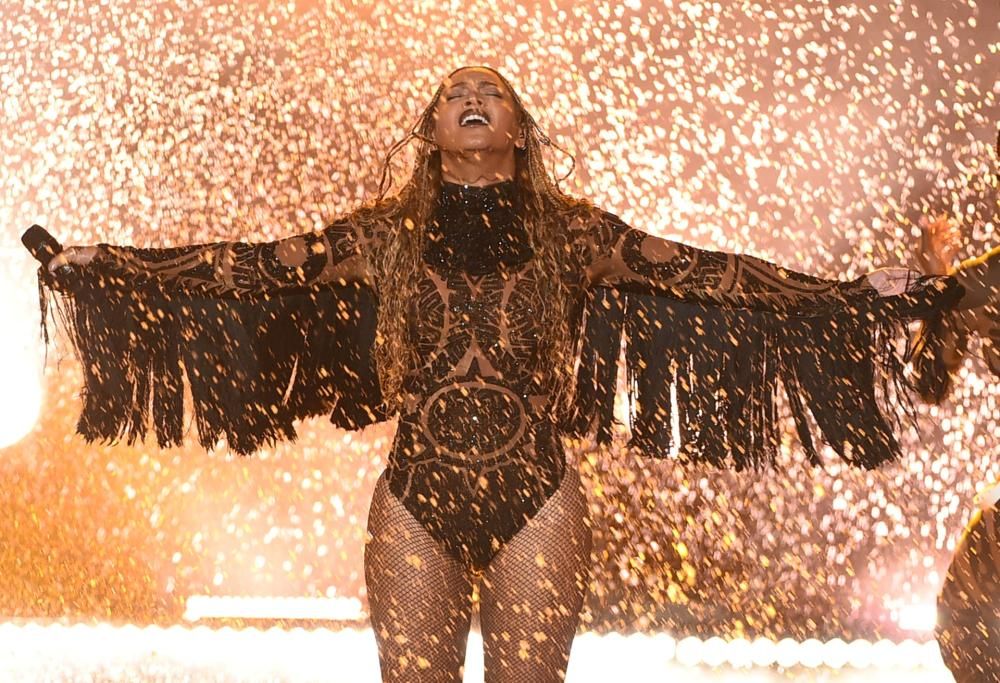 Beyoncé rende omaggio alle vittime di Dallas: «Basta violenza»