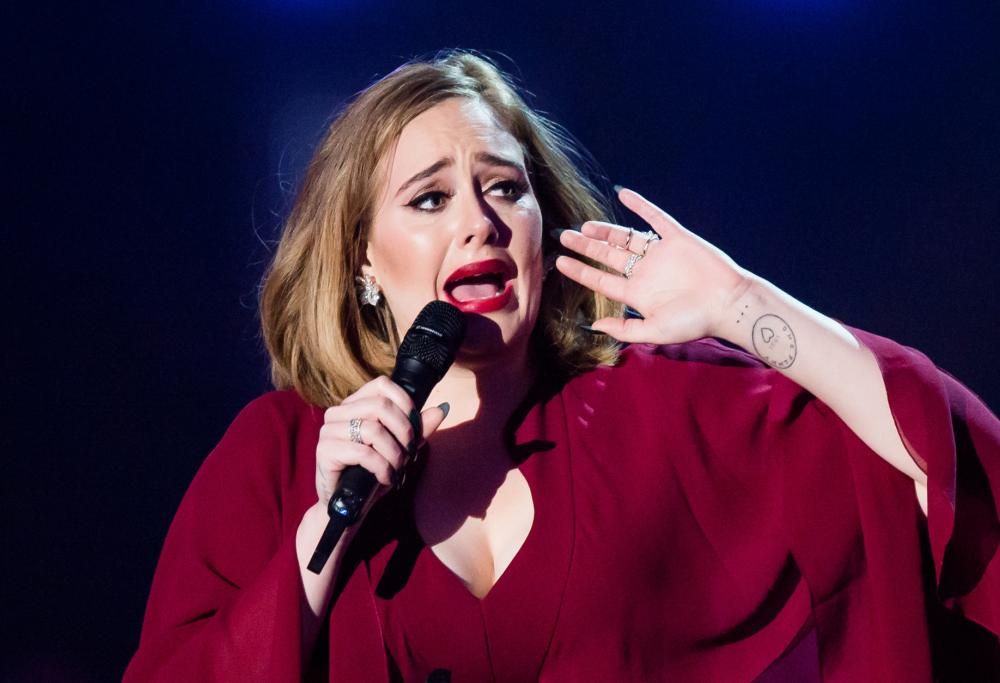 Adele non si tira indietro: sarà al matrimonio di due fan. Guarda il video