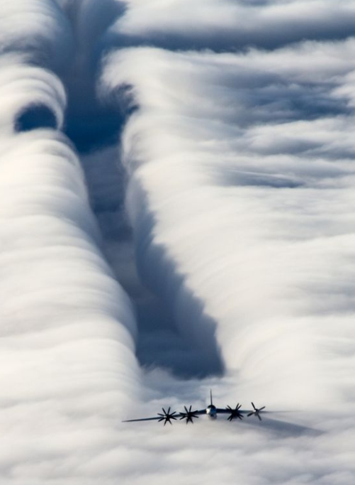 1469004073456png--la_scia_lasciata_dal_bomber_tu_95ms